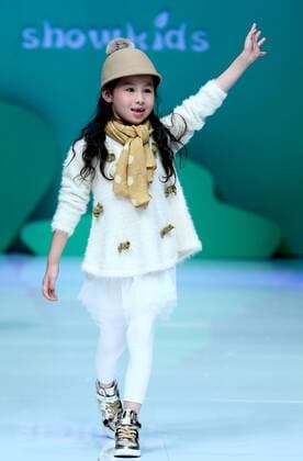 (151101) -- BEIJING, Nov. 1, 2015 -- A child shows a creation of Showkids Chen Juanhong Children s Wear Collection during China Fashion Week in Beijing, capital of China, Nov. 1, 2015. ) (zkr) CHINA-BEIJING-FASHION WEEK(CN) ChenxJianli 