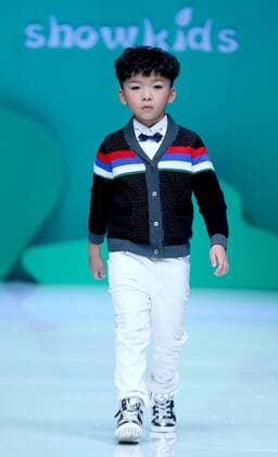 (151101) -- BEIJING, Nov. 1, 2015 -- A child shows a creation of Showkids Chen Juanhong Children s Wear Collection during China Fashion Week in Beijing, capital of China, Nov. 1, 2015. ) (zkr) CHINA-BEIJING-FASHION WEEK(CN) ChenxJianli 