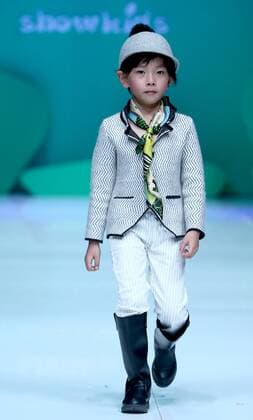 (151101) -- BEIJING, Nov. 1, 2015 -- A child shows a creation of Showkids Chen Juanhong Children s Wear Collection during China Fashion Week in Beijing, capital of China, Nov. 1, 2015. ) (zkr) CHINA-BEIJING-FASHION WEEK(CN) ChenxJianli 