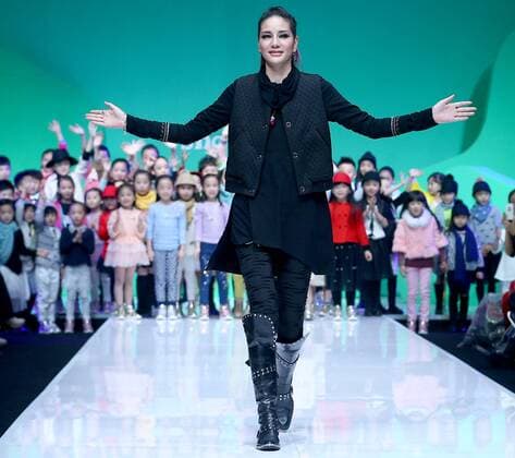 (151101) -- BEIJING, Nov. 1, 2015 -- Designer Chen Juanhong show on the fashion show of Showkids Chen Juanhong Children s Wear Collection during China Fashion Week in Beijing, capital of China, Nov. 1, 2015. ) (zkr) CHINA-BEIJING-FASHION WEEK(CN) ChenxJianli 
