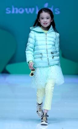 (151101) -- BEIJING, Nov. 1, 2015 -- A child shows a creation of Showkids Chen Juanhong Children s Wear Collection during China Fashion Week in Beijing, capital of China, Nov. 1, 2015. ) (zkr) CHINA-BEIJING-FASHION WEEK(CN) ChenxJianli 