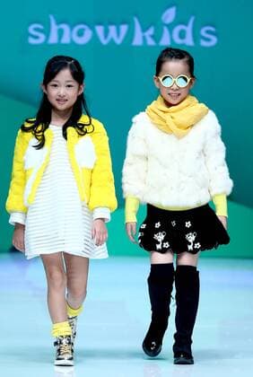 (151101) -- BEIJING, Nov. 1, 2015 -- Child models show creations of Showkids Chen Juanhong Children s Wear Collection during China Fashion Week in Beijing, capital of China, Nov. 1, 2015. ) (zkr) CHINA-BEIJING-FASHION WEEK(CN) ChenxJianli 
