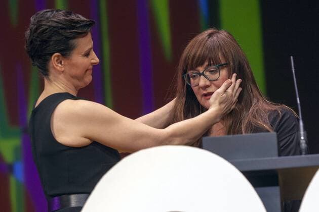 Juliette Binoche und Isabel Coixet bei der Closing Ceremony mit Preisverleihung auf dem 60. Valladolid International Film Festival im Teatro Calderon. Valladolid, 31.10.2015 Juliette Binoche, Isabel Coixet 