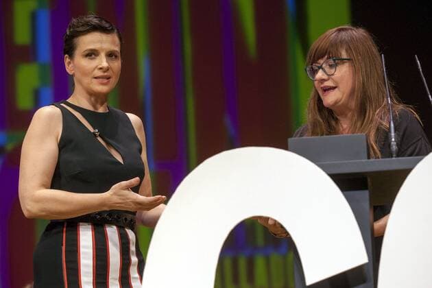 Juliette Binoche und Isabel Coixet bei der Closing Ceremony mit Preisverleihung auf dem 60. Valladolid International Film Festival im Teatro Calderon. Valladolid, 31.10.2015 Juliette Binoche, Isabel Coixet 