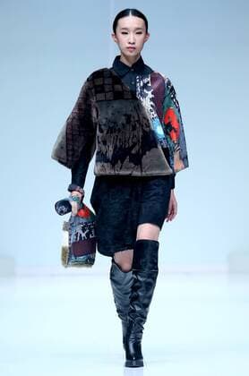 (151101) -- BEIJING, Nov. 1, 2015 -- A model shows a creation at the GENIAL 2015 Artificial Fur Fashion Design Contest during the China Fashion Week in Beijing, capital of China, Nov. 1, 2015. ) (zkr) CHINA-BEIJING-FASHION WEEK(CN) ChenxJianli 
