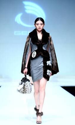 (151101) -- BEIJING, Nov. 1, 2015 -- A model shows a creation at the GENIAL 2015 Artificial Fur Fashion Design Contest during the China Fashion Week in Beijing, capital of China, Nov. 1, 2015. ) (zkr) CHINA-BEIJING-FASHION WEEK(CN) ChenxJianli 