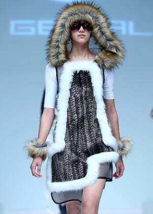 (151101) -- BEIJING, Nov. 1, 2015 -- A model shows a creation at the GENIAL 2015 Artificial Fur Fashion Design Contest during the China Fashion Week in Beijing, capital of China, Nov. 1, 2015. ) (zkr) CHINA-BEIJING-FASHION WEEK(CN) ChenxJianli 