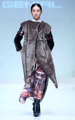 (151101) -- BEIJING, Nov. 1, 2015 -- A model shows a creation at the GENIAL 2015 Artificial Fur Fashion Design Contest during the China Fashion Week in Beijing, capital of China, Nov. 1, 2015. ) (zkr) CHINA-BEIJING-FASHION WEEK(CN) ChenxJianli 