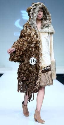 (151101) -- BEIJING, Nov. 1, 2015 -- A model shows a creation at the GENIAL 2015 Artificial Fur Fashion Design Contest during the China Fashion Week in Beijing, capital of China, Nov. 1, 2015. ) (zkr) CHINA-BEIJING-FASHION WEEK(CN) ChenxJianli 