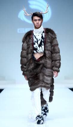 (151101) -- BEIJING, Nov. 1, 2015 -- A model shows a creation at the GENIAL 2015 Artificial Fur Fashion Design Contest during the China Fashion Week in Beijing, capital of China, Nov. 1, 2015. ) (zkr) CHINA-BEIJING-FASHION WEEK(CN) ChenxJianli 