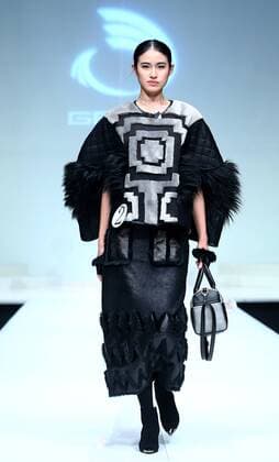 (151101) -- BEIJING, Nov. 1, 2015 -- A model shows a creation at the GENIAL 2015 Artificial Fur Fashion Design Contest during the China Fashion Week in Beijing, capital of China, Nov. 1, 2015. ) (zkr) CHINA-BEIJING-FASHION WEEK(CN) ChenxJianli 