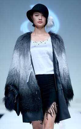 (151101) -- BEIJING, Nov. 1, 2015 -- A model shows a creation at the GENIAL 2015 Artificial Fur Fashion Design Contest during the China Fashion Week in Beijing, capital of China, Nov. 1, 2015. ) (zkr) CHINA-BEIJING-FASHION WEEK(CN) ChenxJianli 