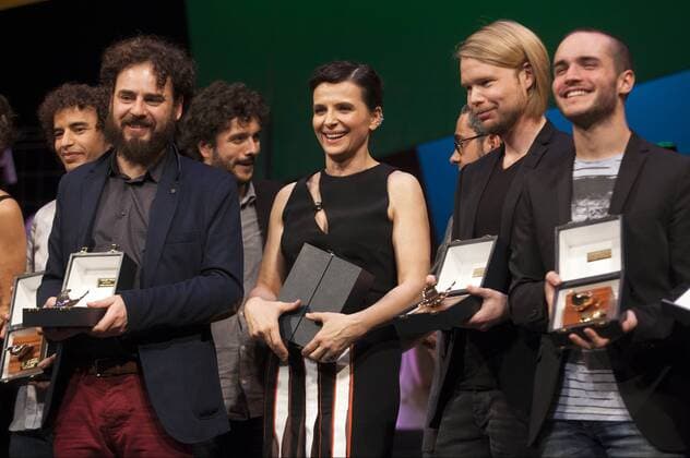 Juliette Binoche mit Preisträgern bei der Closing Ceremony mit Preisverleihung auf dem 60. Valladolid International Film Festival im Teatro Calderon. Valladolid, 31.10.2015 Juliette Binoche mit Preisträgern 