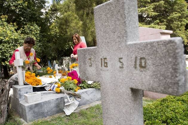 Nov. 1, 2015 - Mexico City, Mexico City, MX - People in Mexico City dedicate the day to remember the dead at cemeteries with altars, flowers, food and music. Panteon Dolores is the largest cemetery in Latin America and it receives thousands of visitors every year to celebrate this tradition. Mexico City MX - ZUMAa136