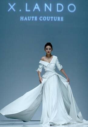 (151102) -- BEIJING, Nov. 2, 2015 -- A model presents a creation of China buyer & Zhao Tao Meng Yang Collection during the China Fashion Week spring summer 2016 in Beijing, capital of China, Nov. 2, 2015. ) (mt) CHINA-BEIJING-FASHION WEEK (CN) ChenxJianli 