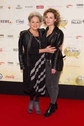 Dagmar Frederic mit Tochter Maxie - Verleihung des Act Now Jugend Award im Friedrichstadt-Palast Berlin am 02.11.2015. Verleihung Act Now Jugend Award