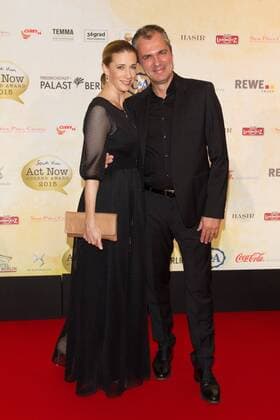 Kritsin Meyer mit Partner Patrick Winczewski - Verleihung des Act Now Jugend Award im Friedrichstadt-Palast Berlin am 02.11.2015. Verleihung Act Now Jugend Award