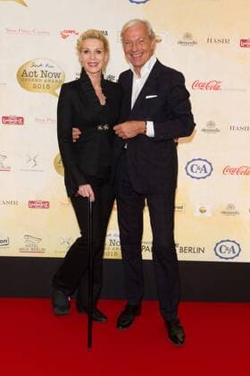 Grit Weiss und Prof.Dr. Jo Groebel - Verleihung des Act Now Jugend Award im Friedrichstadt-Palast Berlin am 02.11.2015. Verleihung Act Now Jugend Award