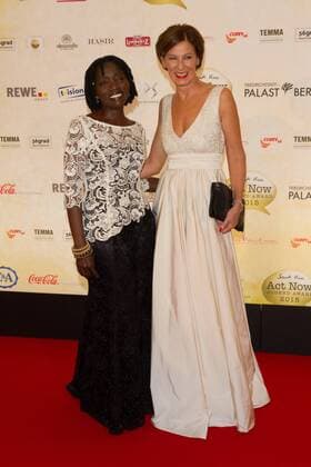 Auma Obama und Eva Lutz - Verleihung des Act Now Jugend Award im Friedrichstadt-Palast Berlin am 02.11.2015. Verleihung Act Now Jugend Award