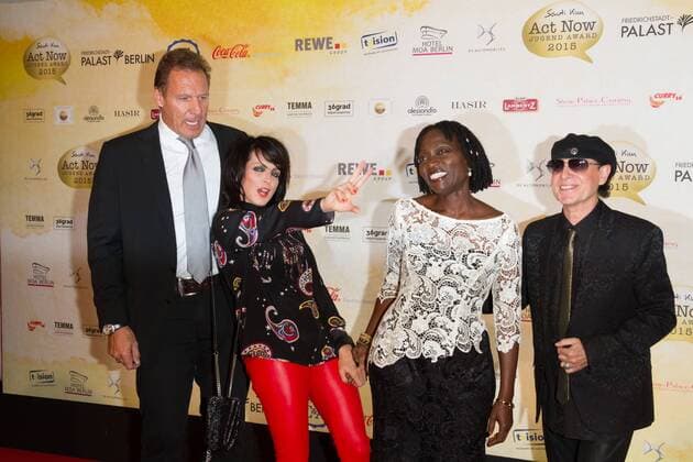 Ralf Moeller, Nena, Auma Obama und Klaus Meine - Verleihung des Act Now Jugend Award im Friedrichstadt-Palast Berlin am 02.11.2015. Verleihung Act Now Jugend Award