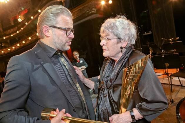 02.11.2015, Wiener Ronacher, NESTROY VERLEIHUNG 2015, Gala-Abend zum Theaterpreis im Bild: Roland Koch -Beste Nebenrolle, Elibeth Orth -Beste Schauspielerin