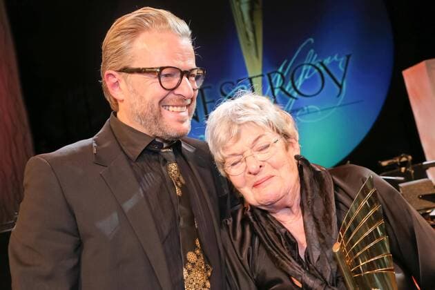 02.11.2015, Wiener Ronacher, NESTROY VERLEIHUNG 2015, Gala-Abend zum Theaterpreis im Bild: Roland Koch -Beste Nebenrolle, Elibeth Orth -Beste Schauspielerin