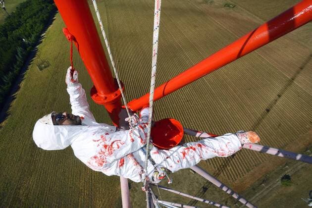 Maler streicht einen Mast in schwindelerregender Hoehe an, Frankreich painter coating a pole in dizzy altidude, France BLWS408461