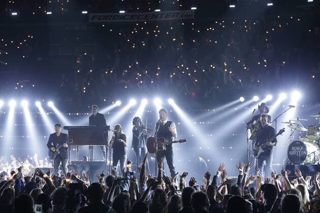 Blake Shelton performs at the 49th Annual CMA Awards in Nashville, TN on November 4, 2015  NAS20151104759 JOHNxANGELILLO