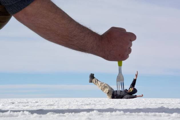 Optische Täuschung, Mann sticht mit Gabel, Salzsee Salar de Uyuni, Bolivien, Südamerika Copyright: imageBROKER/HaraldxvonxRadebrecht iblmea04242673.jpg
