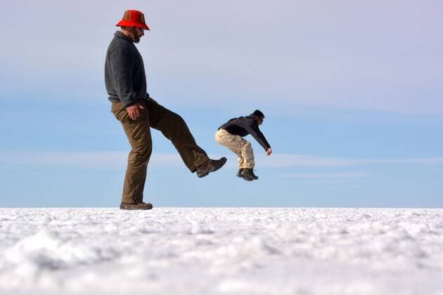 Optische Täuschung, Mann gibt Fußtritt, Salzsee Salar de Uyuni, Bolivien, Südamerika Copyright: imageBROKER/HaraldxvonxRadebrecht iblmea04242676.jpg