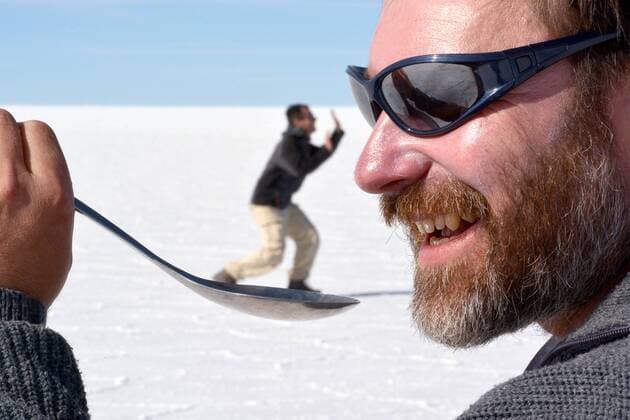 Optische Täuschung, Mann hält Person auf dem Löffel, Salzsee Salar de Uyuni, Bolivien, Südamerika Copyright: imageBROKER/HaraldxvonxRadebrecht iblmea04242681.jpg