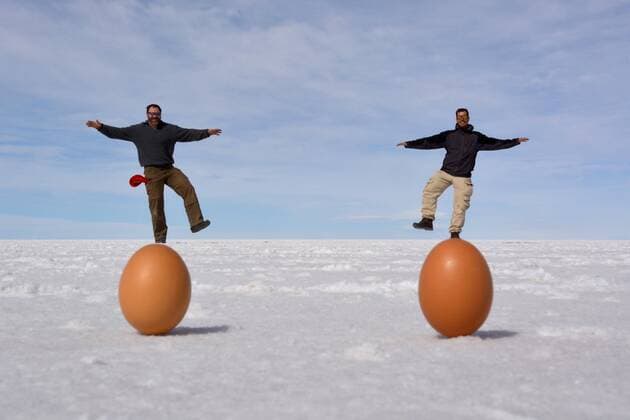 Optische Täuschung, Zwei Männer stehen auf Eiern, Salzsee Salar de Uyuni, Bolivien, Südamerika Copyright: imageBROKER/HaraldxvonxRadebrecht iblmea04242684.jpg