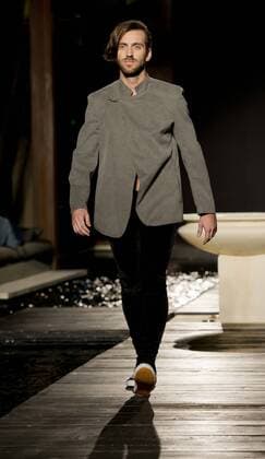 A model presents a creation by ETNOS menswear fashion designer during the Miami Funkshion Week at the SETAI hotel, Miami Beach, Florida, November 4, 2015.  MIA20151104107 GARYxIxROTHSTEIN Miami Funkshion Fashion Week - ETNOS Modenschau