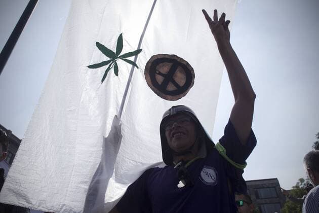 (151105) -- MEXICO CITY, Nov. 4, 2015 -- A man attends a demonstration in front of the National Supreme Court of Justice in Mexico City, capital of Mexico, on Nov. 4, 2015. According to local press, the National Supreme Court of Justice approved a ruling of the cultivation, processing and personal consumption of marijuana with recreational and entertainment purposes on Wednesday. Alejandro Ayala) MEXICO-MEXICO CITY-MARIJUANA-DEMONSTRATION e AlejandroxAyala  Mexiko: Oberstes Gericht erlaubt Marihuana-Konsum