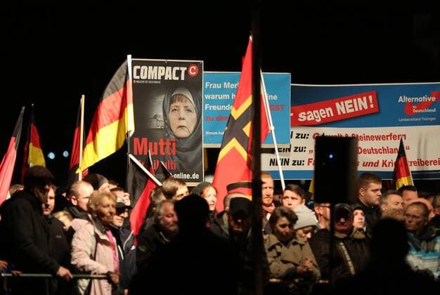 AfD Demo Domplatz Erfurt 04.11.15 , Erfurt, Domplatz, AfD - Demo gegen die Asylpolitik, Demonstration - ca. 2000 Menschen folgten dem Aufruf im Bild: mit Fahnen und Transparenten Plakaten demonstrieren die Teilnehmer friedlich gegen Merkel und die verfehlte Asylpolitik