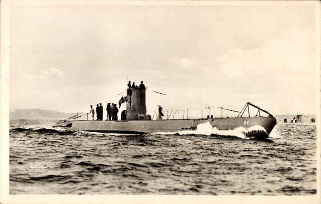 U 4, RM, Deutsches Unterseeboot vor dem Hafen, Mannschaft an Deck !AUFNAHMEDATUM GESCHÄTZT!