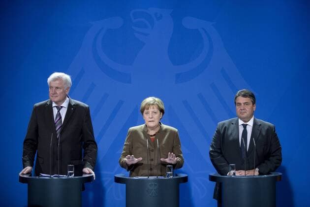 Seehofer, Gabriel, Merkel - PK Fluechtlingspolitik DEU, Deutschland, Germany, Berlin, 05.11.2015 Horst Seehofer, Ministerpraesident von Bayern und Vorsitzender der CSU, Angela Merkel, Bundeskanzlerin und Bundesvorsitzende der CDU, and Sigmar Gabriel, Vizekanzler und Bundesminister fuer Wirtschaft und Energie SPD, (v.l.n.r.), Pressekonferenz zum Thema Ergebnisse vom Koalitionsausschuss und der weiteren Fluechtlingspolitik im Berliner Kanzleramt. Horst Seehofer, head of the CSU and Minster President of Bavaria, Angela Merkel, Chancellor and leader of the CDU, and Sigmar Gabriel, leader of the SPD, vice-chancellor and Federal Minister of Economics and Energy (f.l.t.r.) during a press call concerning the new refugee policy of the German Government at the chancellor office in Berlin.