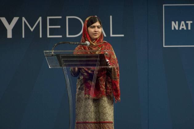 Berühmte Feministinnen, Malala Yousafzai Oct. 21, 2014 - Philadelphia, Pennsylvania, U.S - MALALA YOUSAFZAI, winner of the 2014 Noble Peace Prize, receives the 2014 Liberty Medal for her continued demonstration of courage and resilience in the face of adversity and for serving as a powerful voice for those who have been denied their basic human rights and liberties. The medal was awarded at the National Constitution Center on Independence Mall in Historic Philadelphia Pa - ZUMArf1