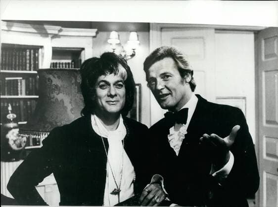 1972 - Roger Moore and Tony Curtis in Drag Europe popular stars Roger Moore and Tony Curtis are filming together in England for a new television series called The Persuaders n it they are not always what they seem. Roger s role is Lord Brett-Sinclair, but he doubles as his own aunt, Lady Agatha, as well as a couple of uncles. Tony Curtis makes his contribution as Lord Brett-SinclairÃ American playboy friend, and the two of them tour the world as a kind of pair of knights errant. Roger Moore is easily recognizable in this picture. But what about his companion, Tony Curtis? - ZUMAk09_