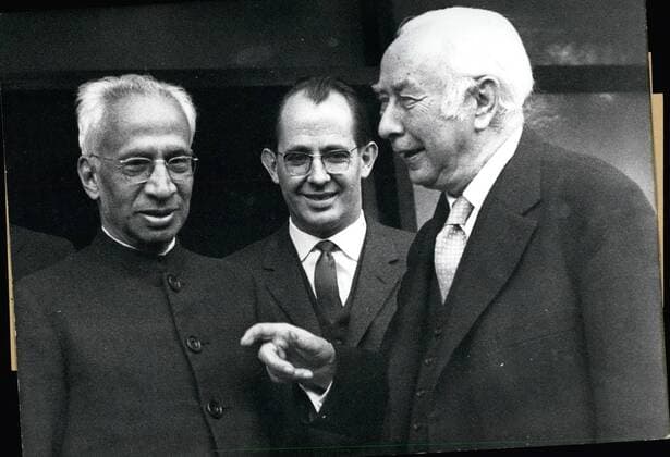 1972 - Peace-Prize of the German Book Trade for Radhakrishnan: In the Paulskirche of Frankfurt, on Oct. 22nd the 71- year- old Indian Philosopher and politician Dr. Sarvapalli Radhakrishnan (Sarvapalli Radhakrishnan) will be awarded the Peace Prize of the German Book Trade. At his arrival in Germany - on Oct. 20th in Stuttgart - he was greeted by the former German Federal President, Prof. Theodor Heuss (Theodor Heuss). Our picture shows the Indian Vice-President Sarvapalli Radhakrishnan (left) and Prof. Theodor Heuss (right) who are on friendly terms, on the terrace of Theodor Heuss home in Stuttgart. - ZUMAk09_