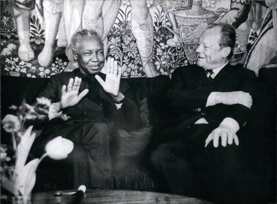 1972 - President Julius Nyerere of Tanzania on visit in West-Germany: The president of the United Republic of Tanzania, Julius Nyerere, is paying an official visit to the Federal Republic of Germany from May 3rd to 6th, 1976. In Bonn , president Nyerere confers with Chancellor Helmut Schmidt, Federal Foreign Minster Hans-Dietrich Genscher, the leader of the social Democratic Party on the other distinguished representatives of public life. After his visit to West-Germany, President Nyerere will go to Copenhagen. Photo shows President Julius Nyerere seen talking to the chairman of the Social Democratic Party, Willy Brandt. - ZUMAk09_