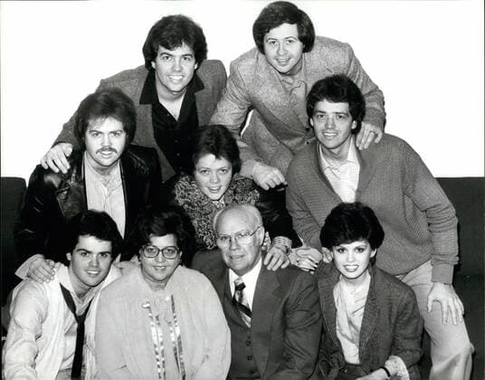 1980 - The Osmonds come to England. Back in England for the first time since 1975 are the famous family of pop. They will play four concerts in all, the highlight of their visit being a special charity show at the Albert Hall, which will be attended by HRH Princess Margaret. The proceeds from the concert will go towards the Horder centre for Arthritics and the Sunshine homes and schools for blind children. The Osmonds visitifollows a petition signed by more than 30,000 British fans. Photo Shows The entire Osmond family. Front row (1 to R) Donny, aproud Mr and Mrs Osmond , and Marie. Middle two (L to R):Merril, Jimmy, Alan. And at the top: Jay ( left ) and Wayne. - ZUMAk09_