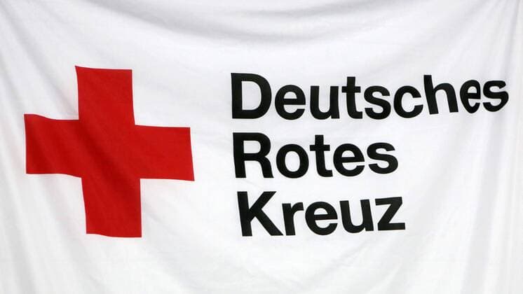 Solingen Themenbild Symbol Schriftzug Deutsches Rotes Kreuz auf einer Fahne Eroeffnung Henry-Dunant-Dorf, Fluechtlingsdorf fuer 600 Menschen, Solingen, 06.11.2015, Copyright: Deutzmann Eibner-Pressefoto EP_CDN