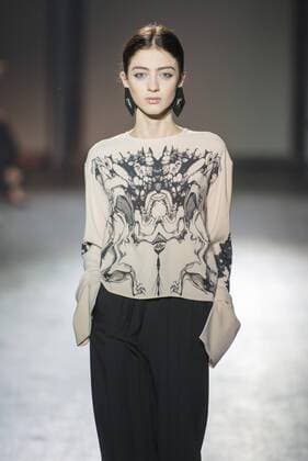 (151107) -- TBILISI, Nov. 7, 2015 -- A model presents a creation of Eloshi during the Mercedes Benz Fashion Week in Tbilisi, capital of Georgia, on Nov. 7, 2015. ) GEORGIA-TBILISI-FASHION WEEK GiorgixInduashvili 