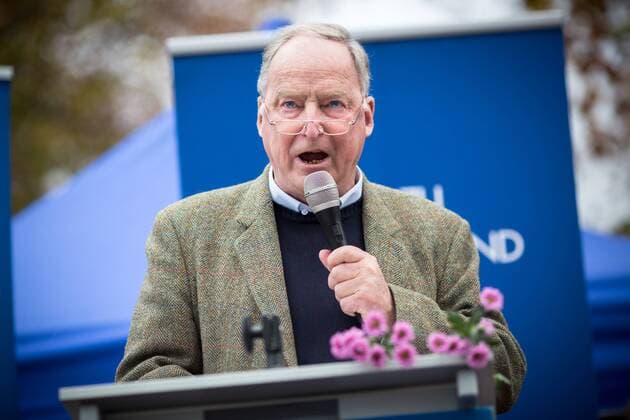 Demonstration AfD Berlin Mitte Demonstration der Partei Alternative für Deutschland als Abschluss der AfD Herbstoffensive gegen Asylchaos und Eurokrise unter dem Motto Motto Asyl braucht Grenzen. Rote Karte für Merkel . Alexander Gauland, Landesvorsitzender der AfD Brandenburg hält eine Rede.