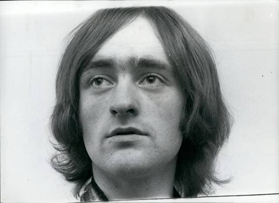 1980 - Dave Mason who left school because I was bored at the age of 16. No tine to be bored these days. Traffic Dace Mason - sister and guitar: Age:21 Born: Worcester. Educated at Secondary Modern School and Technical College, at 16 because I was bored . Educated at Secondary Modern School and Technical College, left at 16 because I was bored . Played professionally in the Worcester Group The Hellions as soon as he left school. As stayed for two years with this group. When he left he lived off my parents for a year , and spent some time in London playing professionally with various groups. Dave Mason and the other Traffic members met in Birmingham when Jim Capaldi played in The Hellions. He wrote hole in my Shoe which want to number 2 in the chats. He says, I find more interest in writing than performing, Life is big joke, he adds. and the pop scene a bigger joke sti - ZUMAk09_