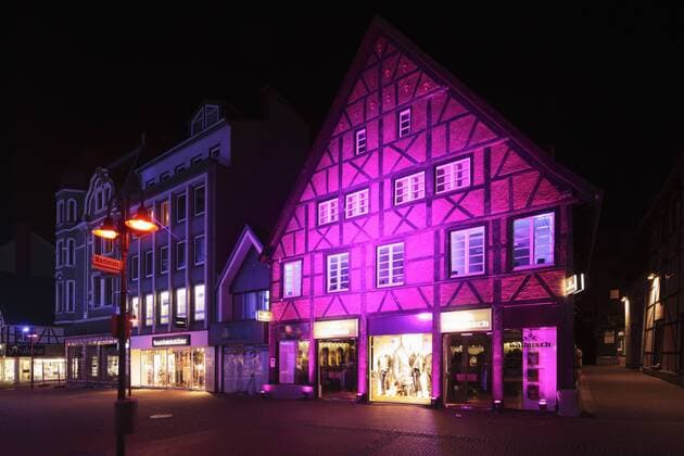 Recklinghausen leuchtet , Illumination in der Altstadt, Gravemanns Hof, Fachwerkhaus und Ackerbuergerhaus, Wohnhaus und Geschaeftshaus Kunibertistrasse 16 in Recklinghausen, Ruhrgebiet, Nordrhein-Westfalen D-Recklinghausen, Ruhrgebiet, Westfalen, Nordrhein-Westfalen, NRW, Recklinghausen leuchtet , Festbeleuchtung in der Altstadt, Gravemanns Hof, Fachwerkhaus und Ackerbuergerhaus, Wohnhaus und Geschaeftshaus Kunibertistrasse 16, D-Recklinghausen, Ruhr area, Westphalia, North Rhine-Westphalia, NRW, Recklinghausen leuchtet , festival illumination in the historic downtown, Gravemanns Hof, residential house and business house Kunibertistrasse 16, half-timbered house