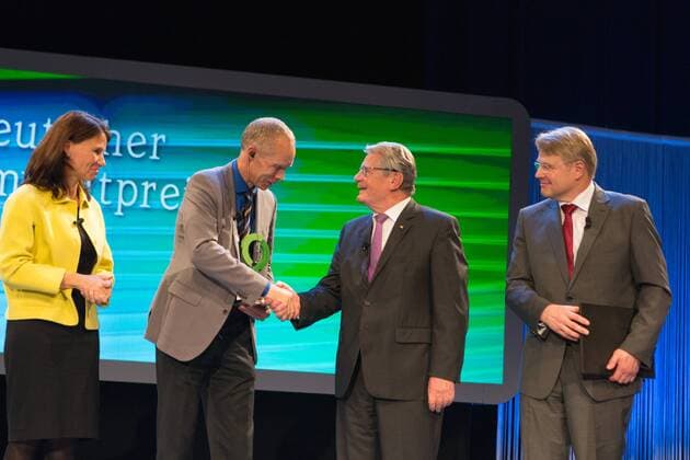 DEU, Deutschland, Nordrhein-Westfalen, Essen, 08.11.2015: Deutsche Bundesstiftung Umwelt Deutscher Umweltpreis Festakt Überreichung des Preises vlnr. Rita Schwarzelühr-Sutter (SPD) Vorsitzende des Kuratoriums DBU; Prof. Dr. Johan Rockström; Joachim Gauck, Bundespräsident; Dr. Heinrich Bottermann, Generalsekretär DBU