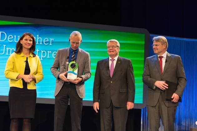 DEU, Deutschland, Nordrhein-Westfalen, Essen, 08.11.2015: Deutsche Bundesstiftung Umwelt Deutscher Umweltpreis Festakt Überreichung des Preises vlnr. Rita Schwarzelühr-Sutter (SPD) Vorsitzende des Kuratoriums DBU; Prof. Dr. Johan Rockström; Joachim Gauck, Bundespräsident; Dr. Heinrich Bottermann, Generalsekretär DBU