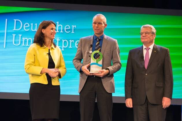 DEU, Deutschland, Nordrhein-Westfalen, Essen, 08.11.2015: Deutsche Bundesstiftung Umwelt Deutscher Umweltpreis Festakt Überreichung des Preises vlnr. Rita Schwarzelühr-Sutter (SPD) Vorsitzende des Kuratoriums DBU; Prof. Dr. Johan Rockström; Joachim Gauck, Bundespräsident